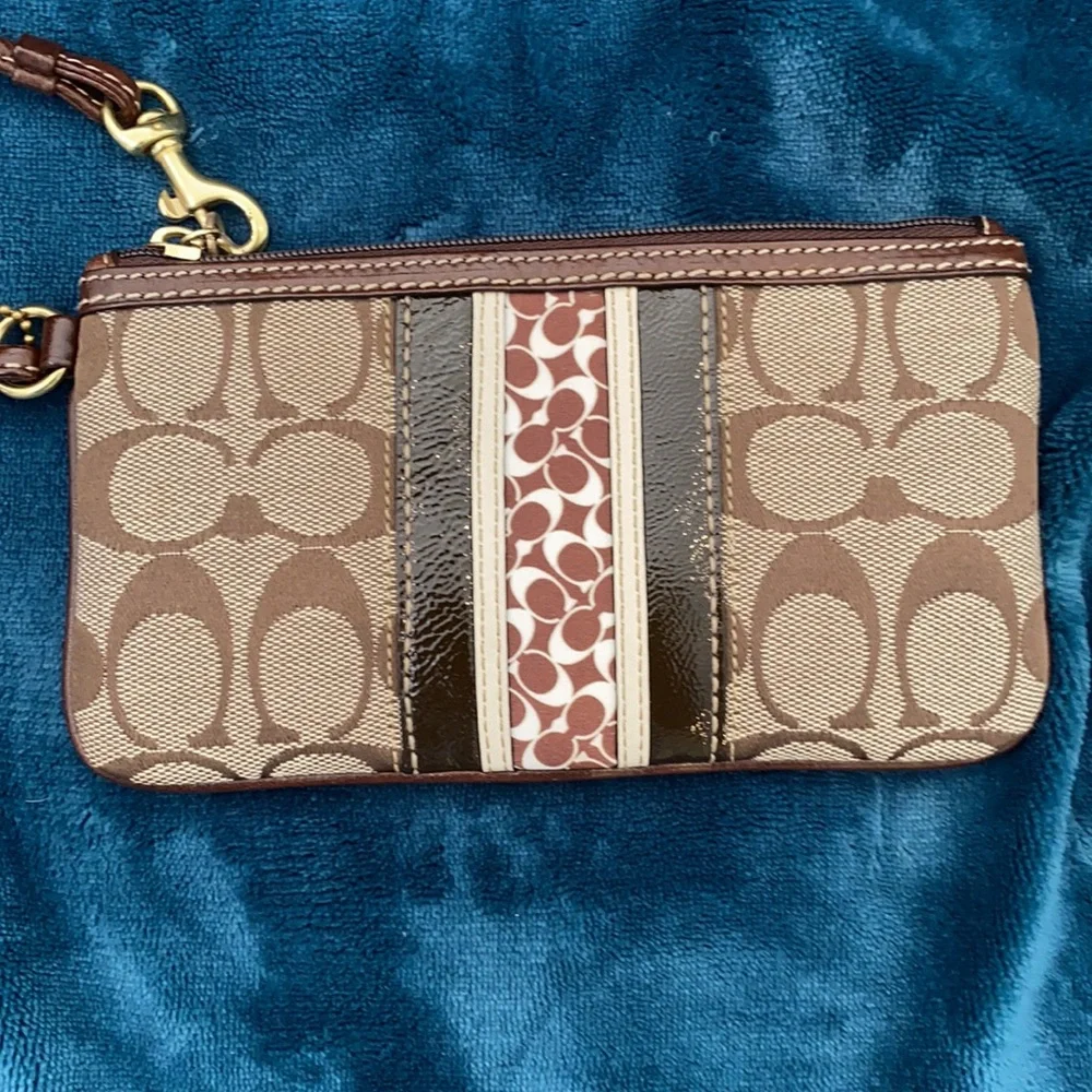 Coach Wristlet-Shiny (Not Damaged)